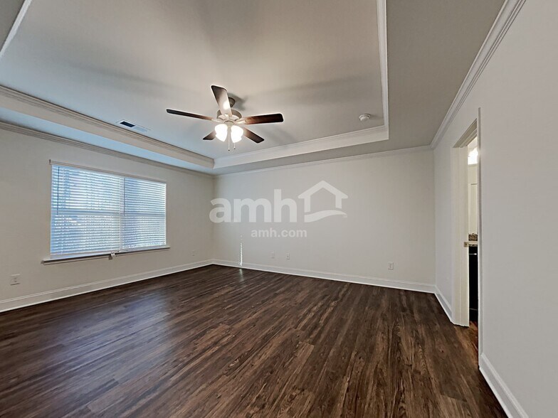 Building Photo - 5255 Valley Dr