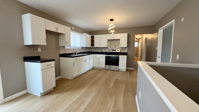 Building Photo - Beautifully remodeled 3 bedroom, 1.5 bath home.