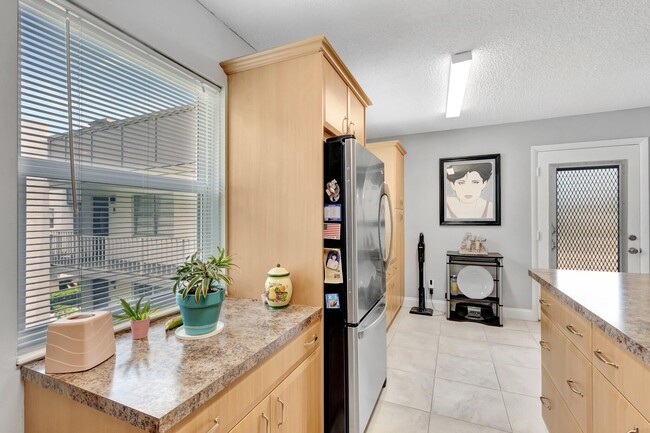 Building Photo - 422 Normandy Ln