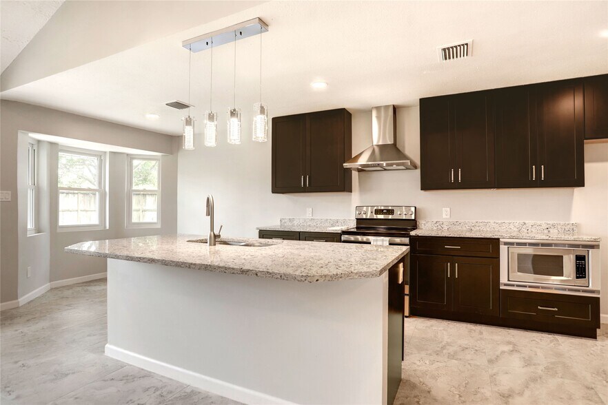 Building Photo - 327 Gentilly Dr