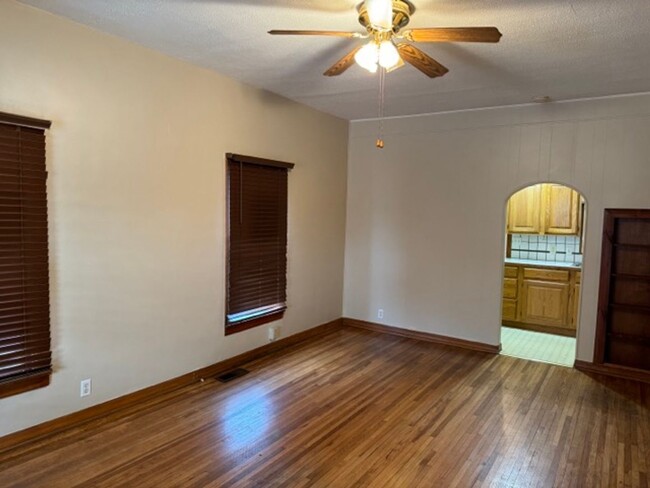 Building Photo - 2 Bedroom, 1 Bath, 1 Garage House w/ Appli...