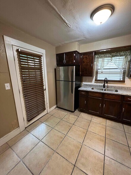 Building Photo - 400 Noble Ave