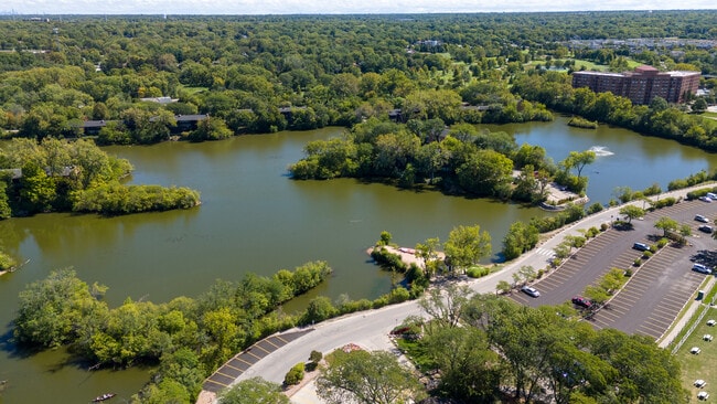 Building Photo - 6000 Oakwood Dr