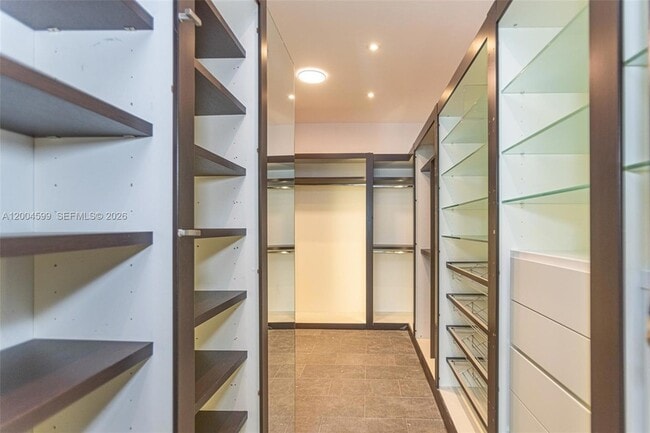 Building Photo - 2440 N Shore Terrace