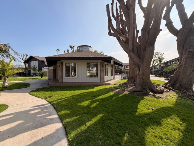 Building Photo - Remodeled 1 Bedroom, 1 Bathroom Stanton Condo For Rent w/ Parking!