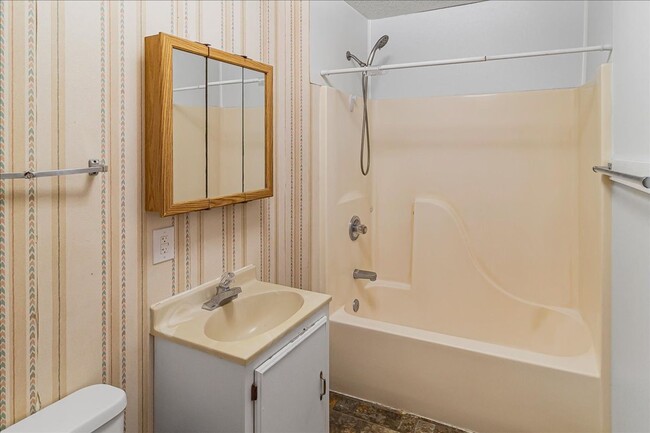 Building Photo - short term lease available