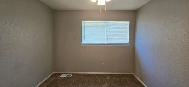 Building Photo - Available Now! 2 Bedroom 1 Bath Townhome in White Oak!