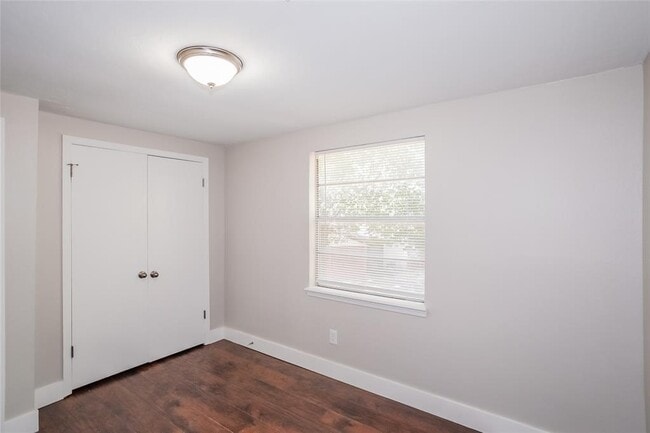 Building Photo - 445 Larkspur Ct