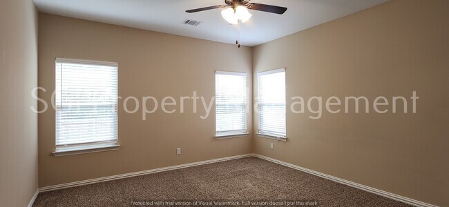 Building Photo - 4 Bedroom Home Ready for Move in!