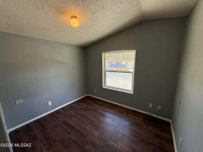 Building Photo - 2640 S Cottonwood Ln