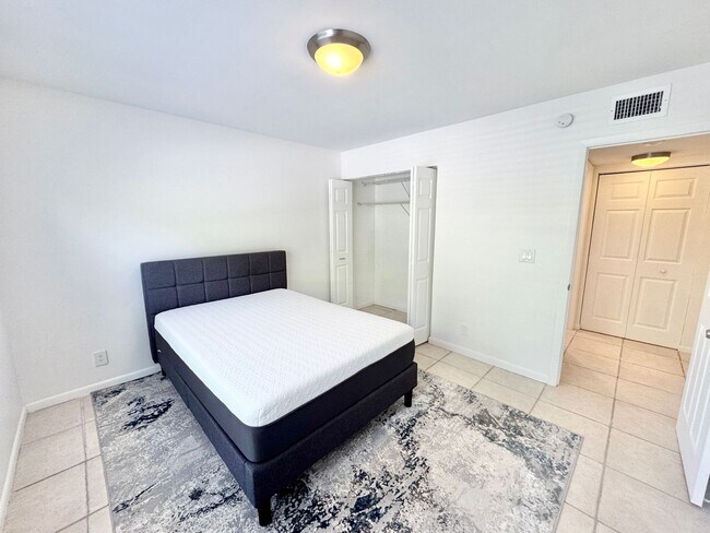 Building Photo - ** KINGS LAKE ** 2 BED / 2 BATH - CONDO - ...