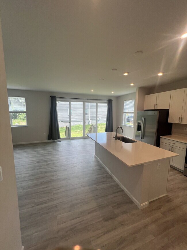 Building Photo - Spacious 3-Bedroom Rental in Sought-After ...