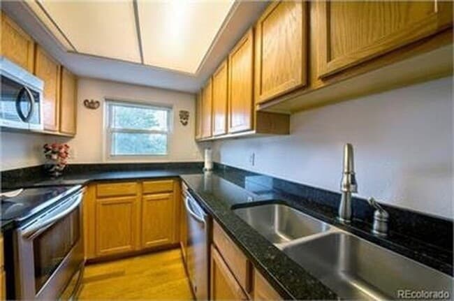 Building Photo - Spacious 3 Bed, 2 Full Bath Townhome near the Highline Canel!