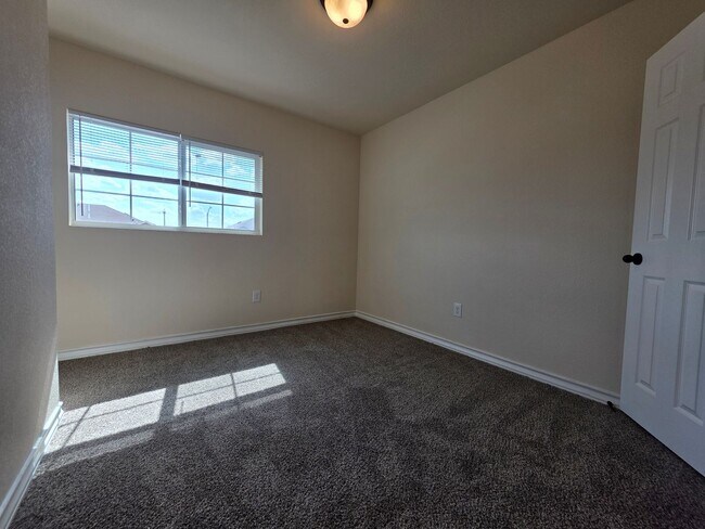 Building Photo - Town home for rent