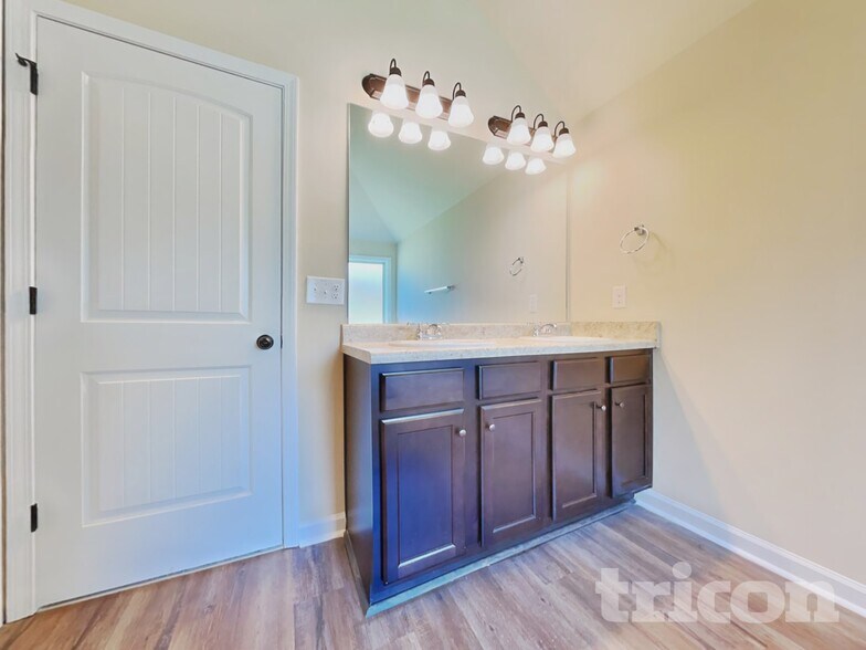 Building Photo - 121 Kennelsman Dr