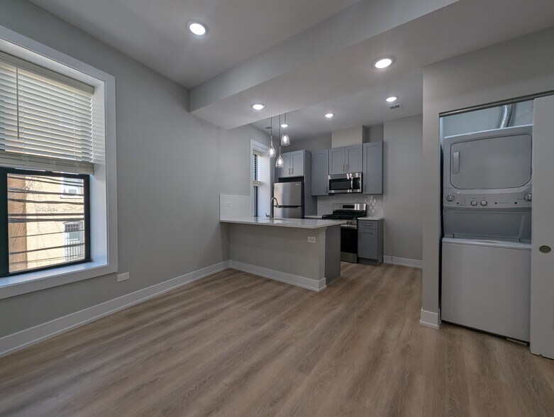 Building Photo - 423 W Belden Ave