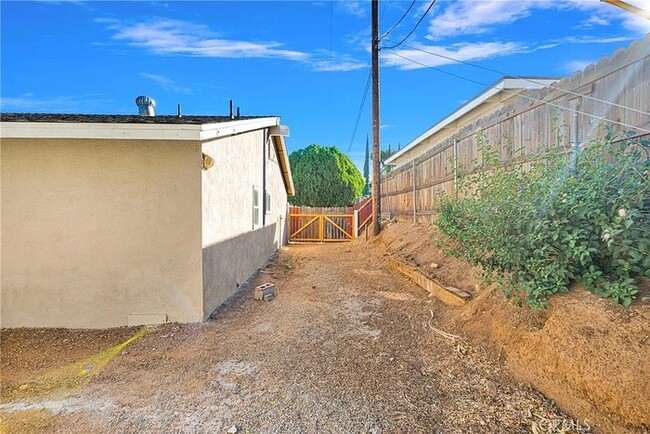 Building Photo - Located in the desirable Jurupa Hills clos...