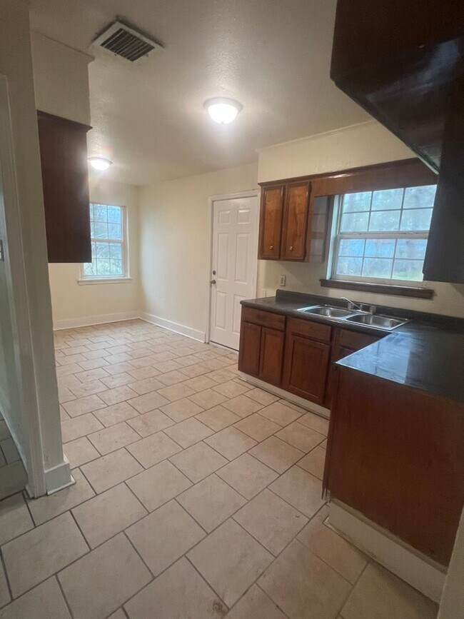 Building Photo - Home for Rent $1000