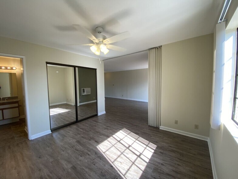 Building Photo - 300 E Tujunga Ave