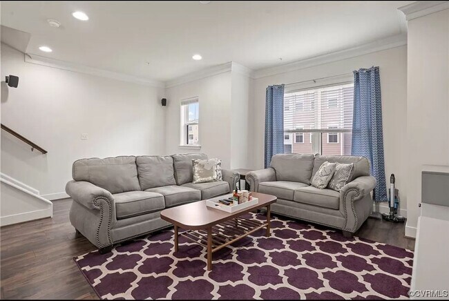 Building Photo - 3 Bedroom Townhouse with 2 Car Garage