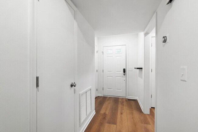 Building Photo - Rare Find: Updated and Modern End-Unit Tow...