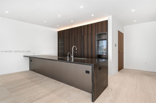 Building Photo - 5 Grove Isle Dr