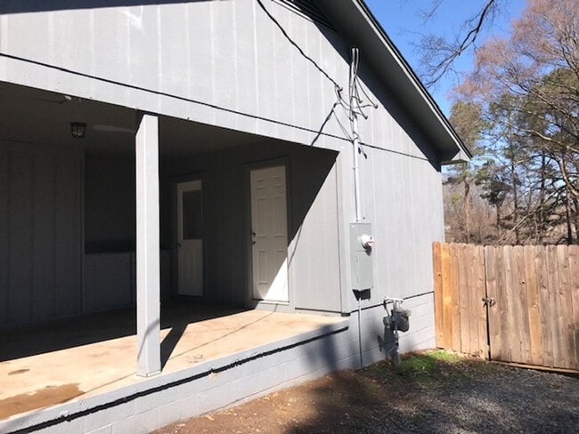 Building Photo - Nice Benton Home