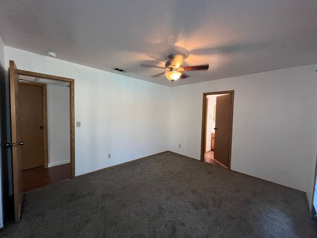 Building Photo - 5070 Jeffreys St