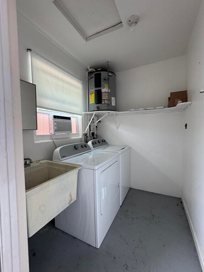 Building Photo - 110 N Las Olas Dr
