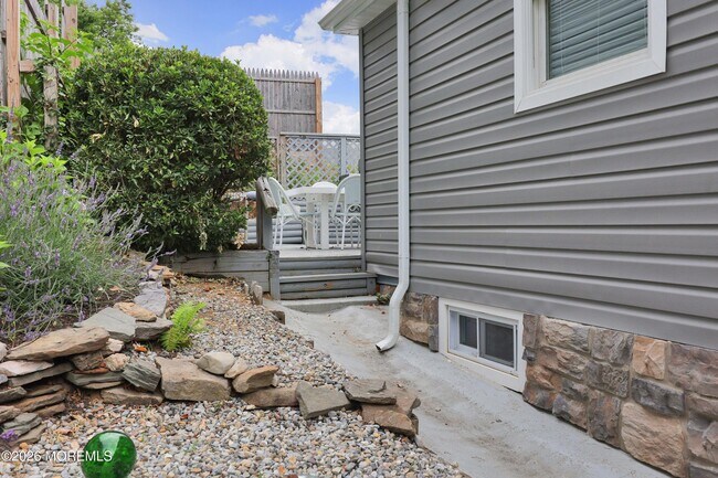 Building Photo - 210 Linden Ave
