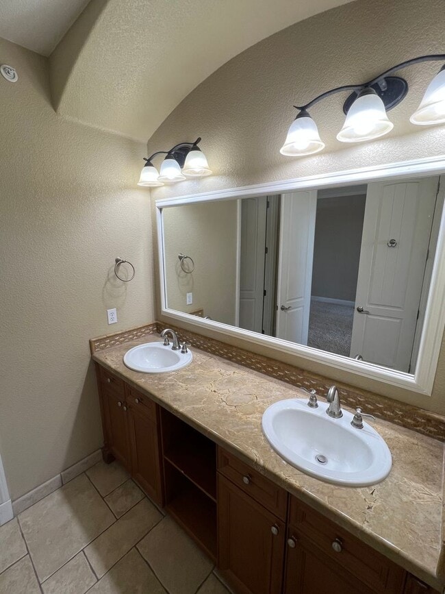 Building Photo - Lake Las Vegas Beauty!!! $2400 Great Views...