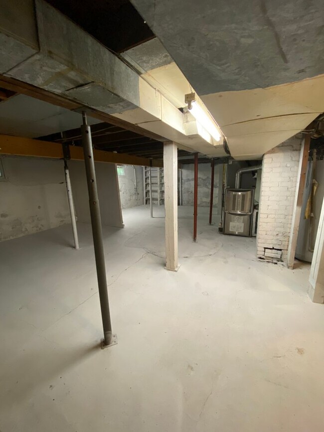 Building Photo - Room For Rent