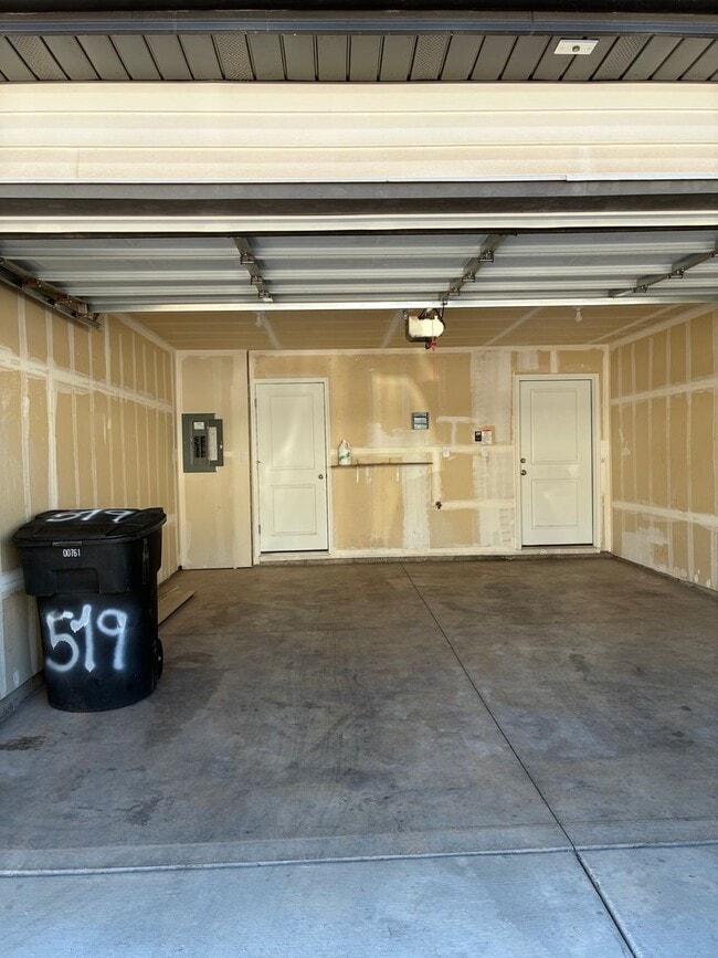 Building Photo - 3 Bedroom Townhome
