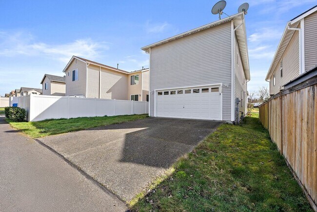 Building Photo - Spacious 4-Bed Home in DuPont | Huge Loft & 5 Mins to JBLM!