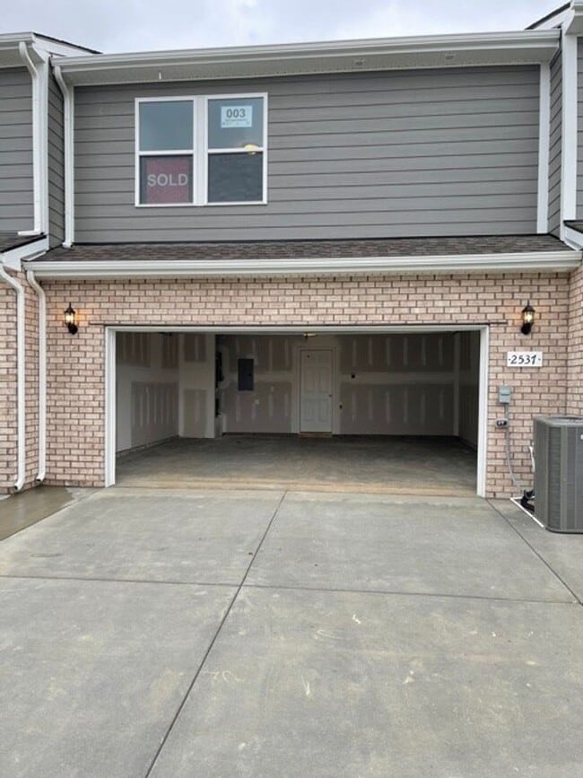 Building Photo - Stunning condo is South Murfreesboro