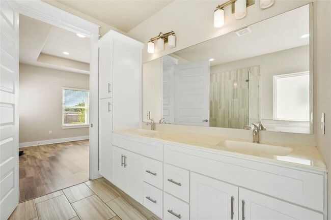 Building Photo - 2509 Des Chaumes St