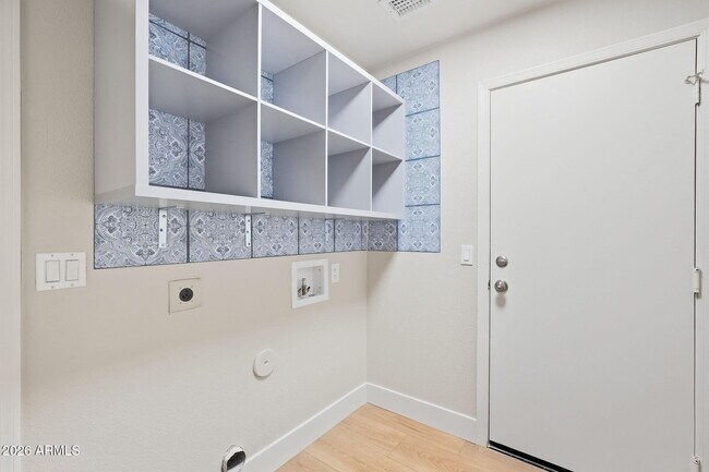 Building Photo - 9941 W Tonopah Dr