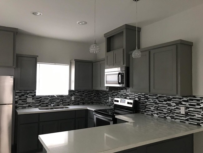 Building Photo - 904 E la Cantera Ave