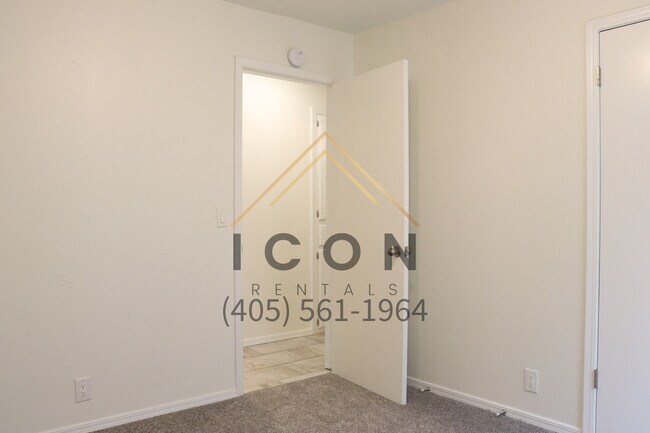 Building Photo - 744 Royal Ln
