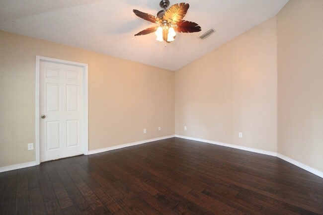 Building Photo - Spacious 3BR with Sunroom & Eat-In Kitchen – Holsberry Estates