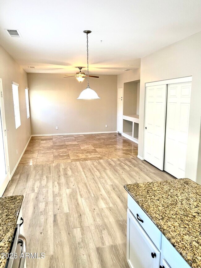 Building Photo - 18606 W Sunnyslope Ln