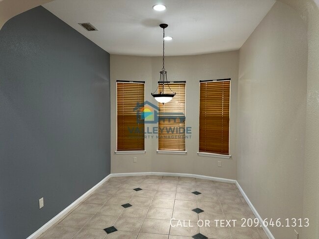 Building Photo - 2555 Crestmore Cir