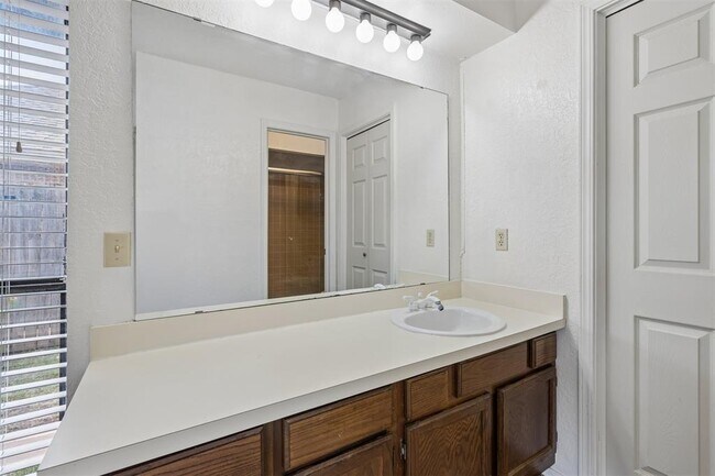 Building Photo - 3703 Southwind Ave