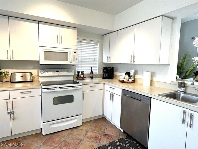 Building Photo - 15009 Cloverdale Dr