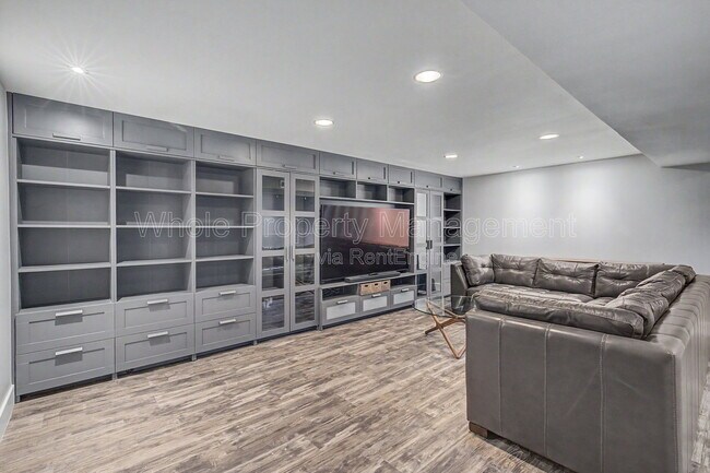 Building Photo - 5565 E Bails Dr
