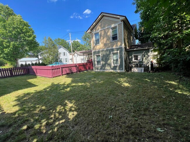Building Photo - 5 Alger St