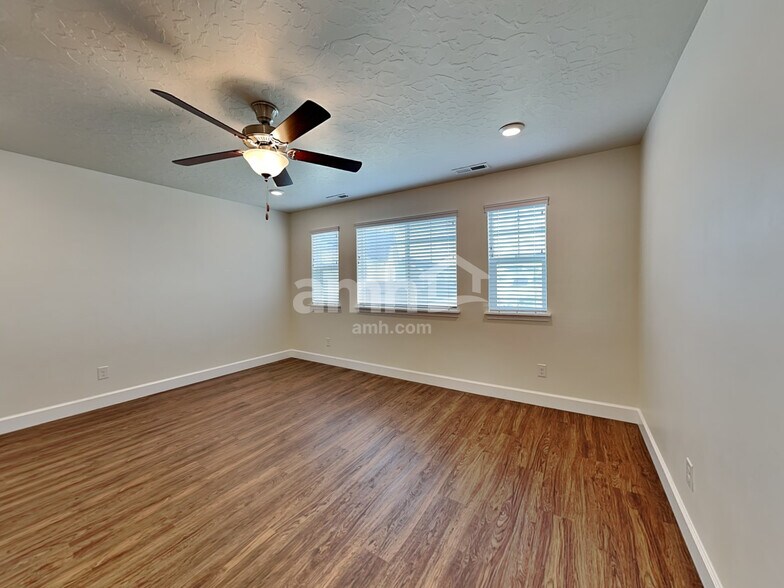 Building Photo - 1077 W 850 S