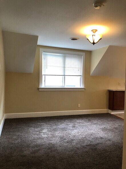 Building Photo - 2213 S Robinson Ave