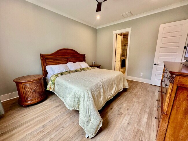 Building Photo - Beautiful Four Bedroom Fully Furnished Home Located in The Walk!