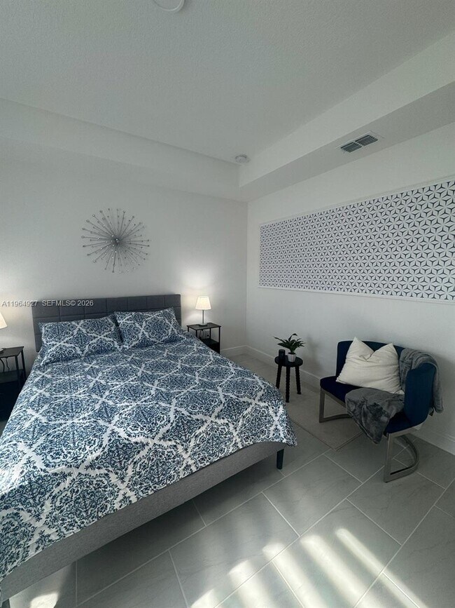 Building Photo - 649 N Lincoln St